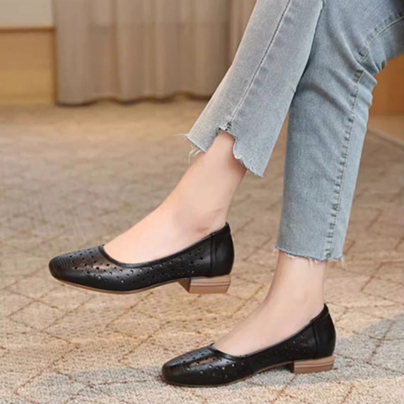 2026 verano nuevo tacones bajos superficia respirable zapatos de cuero huecos zapatos de mujer suave sandalias antideslizantes de madre