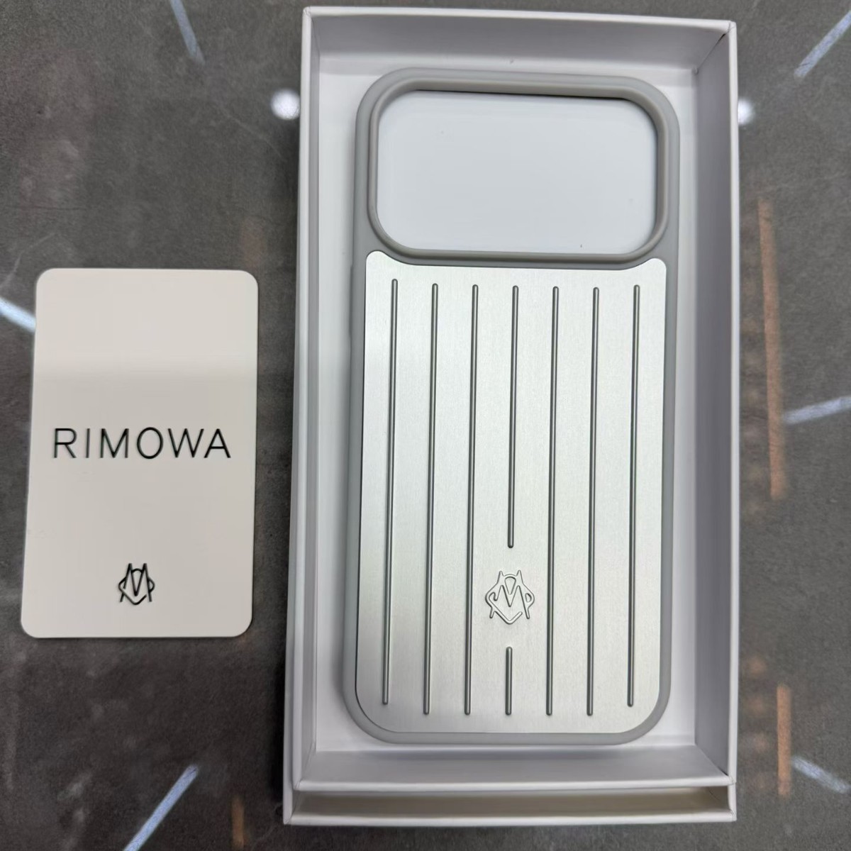 Rimowa üslubunda telefon qabı — iPhone 17 Pro Max, 16 Pro Max, 15, 14