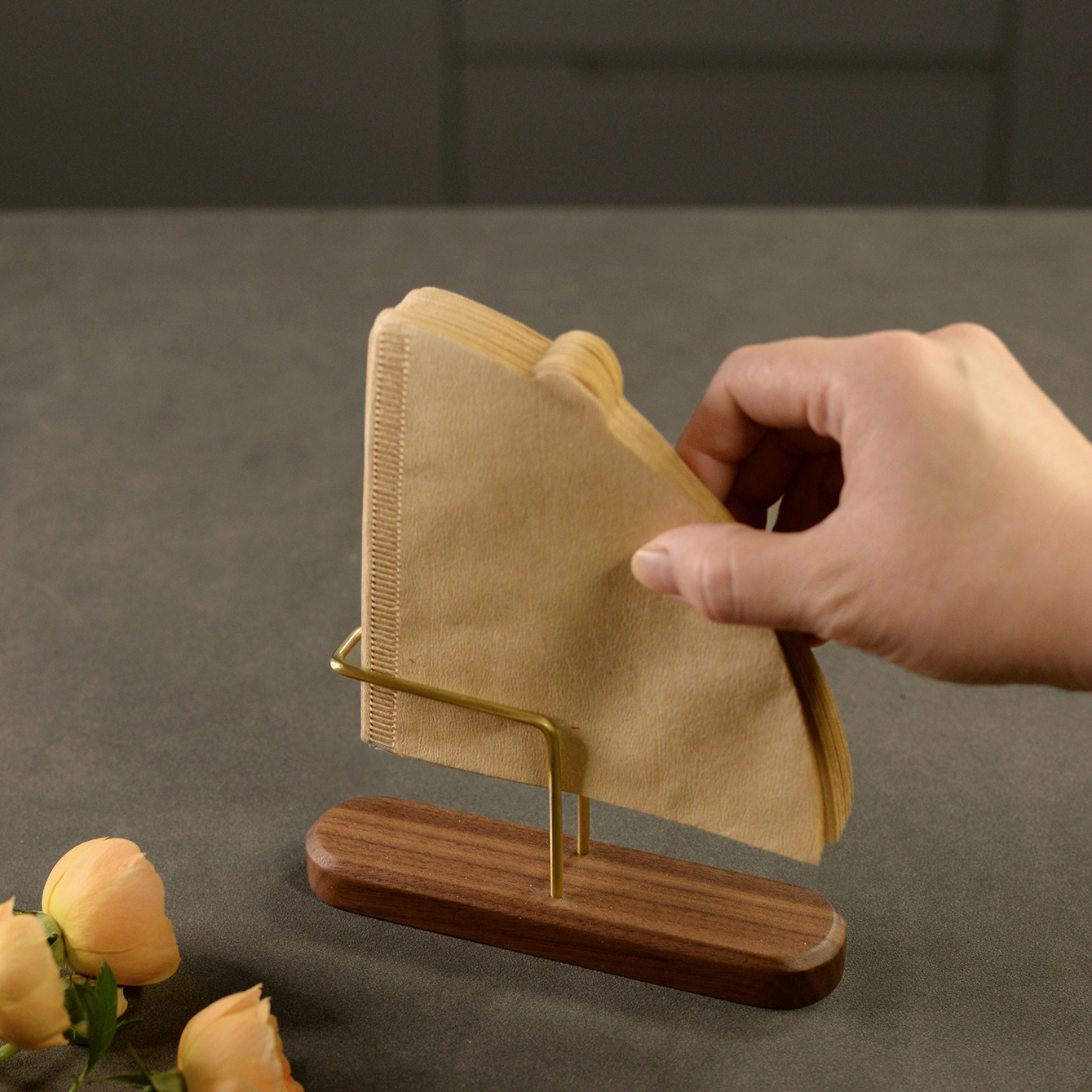 Mayorista de madera sólida de papel de toalla de filtro de café vertical caja de almacenamiento soporte de madera a prueba de polvo general caja de papel de filtro de almacenamiento