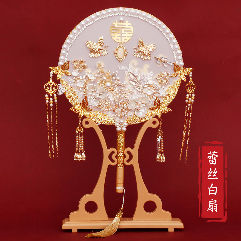 A disposable Xiuhe wedding fan for brides, traditional Chinese wedding handflower, ancient style, long handle, finished fan, auspicious wedding fan