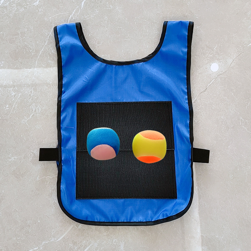 子供のくっつくボールの服はゲームの道具を避けます。|undefined
