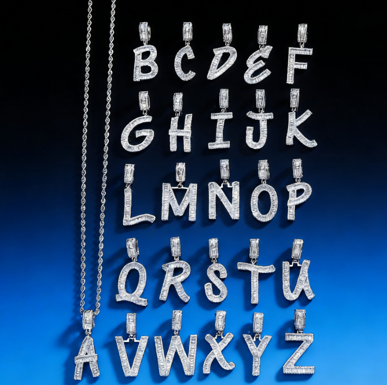 Europa y Estados Unidos explotaron transfronterizos letras hip-hop colgante de bronce collar de piedra joyas personales nicho diseño colgante de hombre