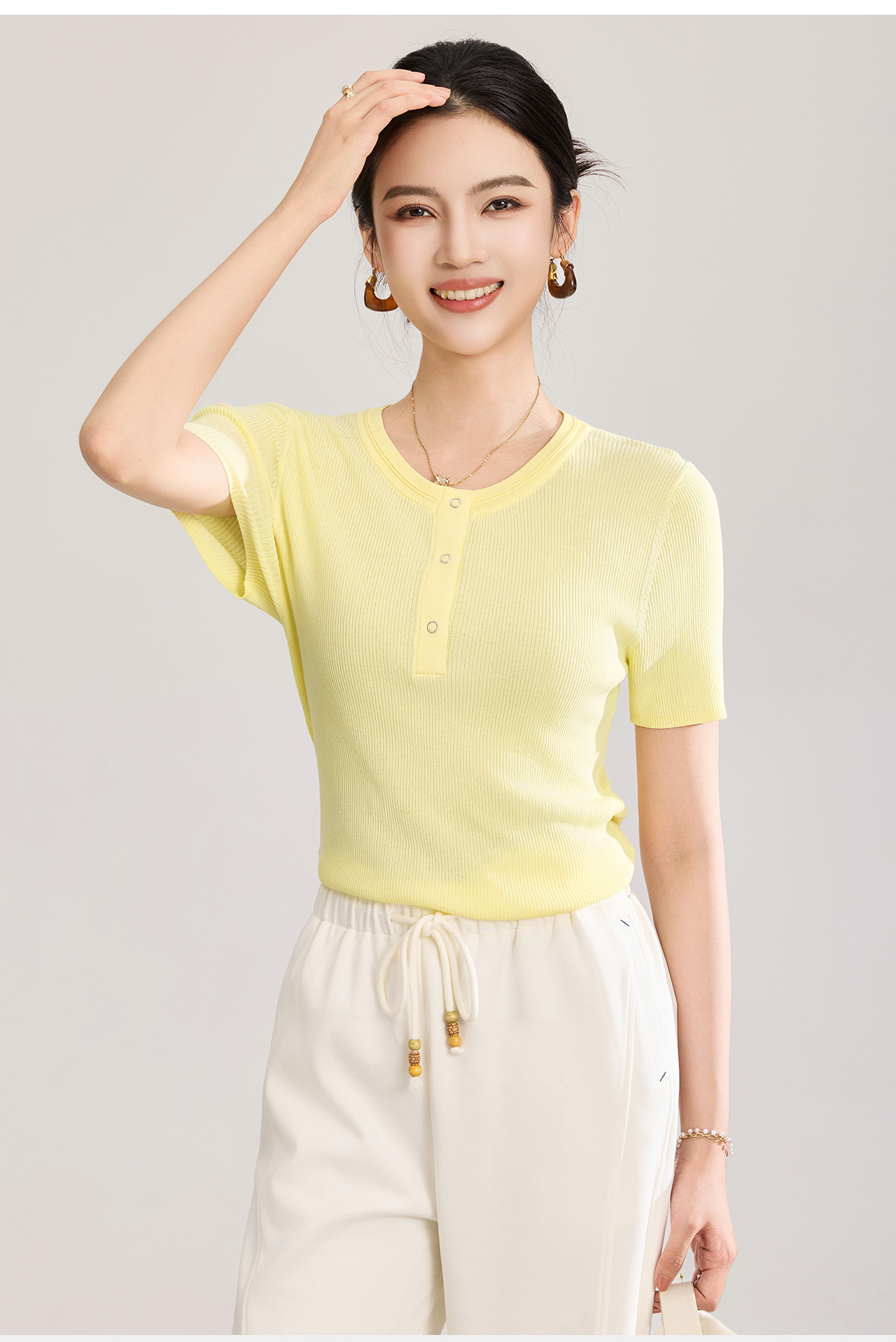 Áo thun nữ cổ tròn tay ngắn dệt kim siêu mịn form vừa vặn — màu đen chi tiết 5
