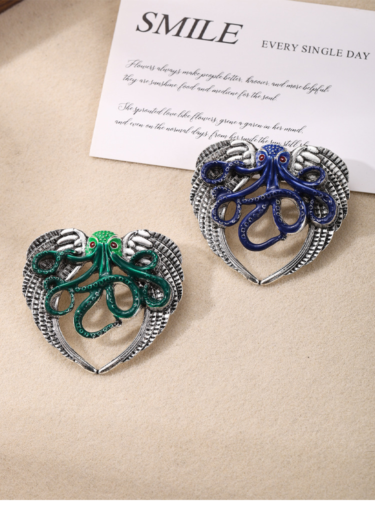 Vintage Distressed Octopus Wing Brooch Cthulhu Style Enamel Enamel Alloy Badge Personalized Punk Accessory Pin