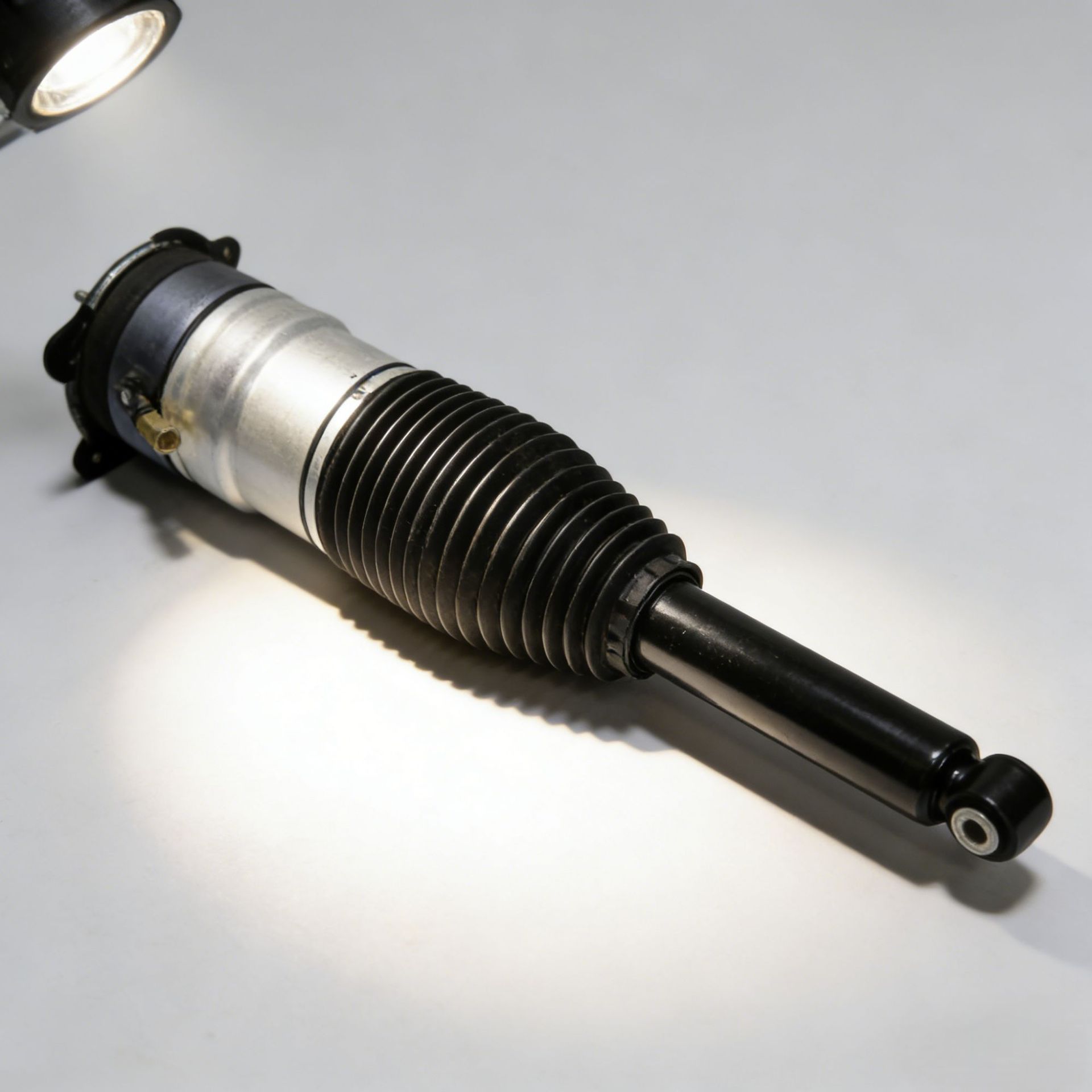 Suitable for Tesla Shock Absorbers Model S Rear Left and Right 600635200C 600633-00-C