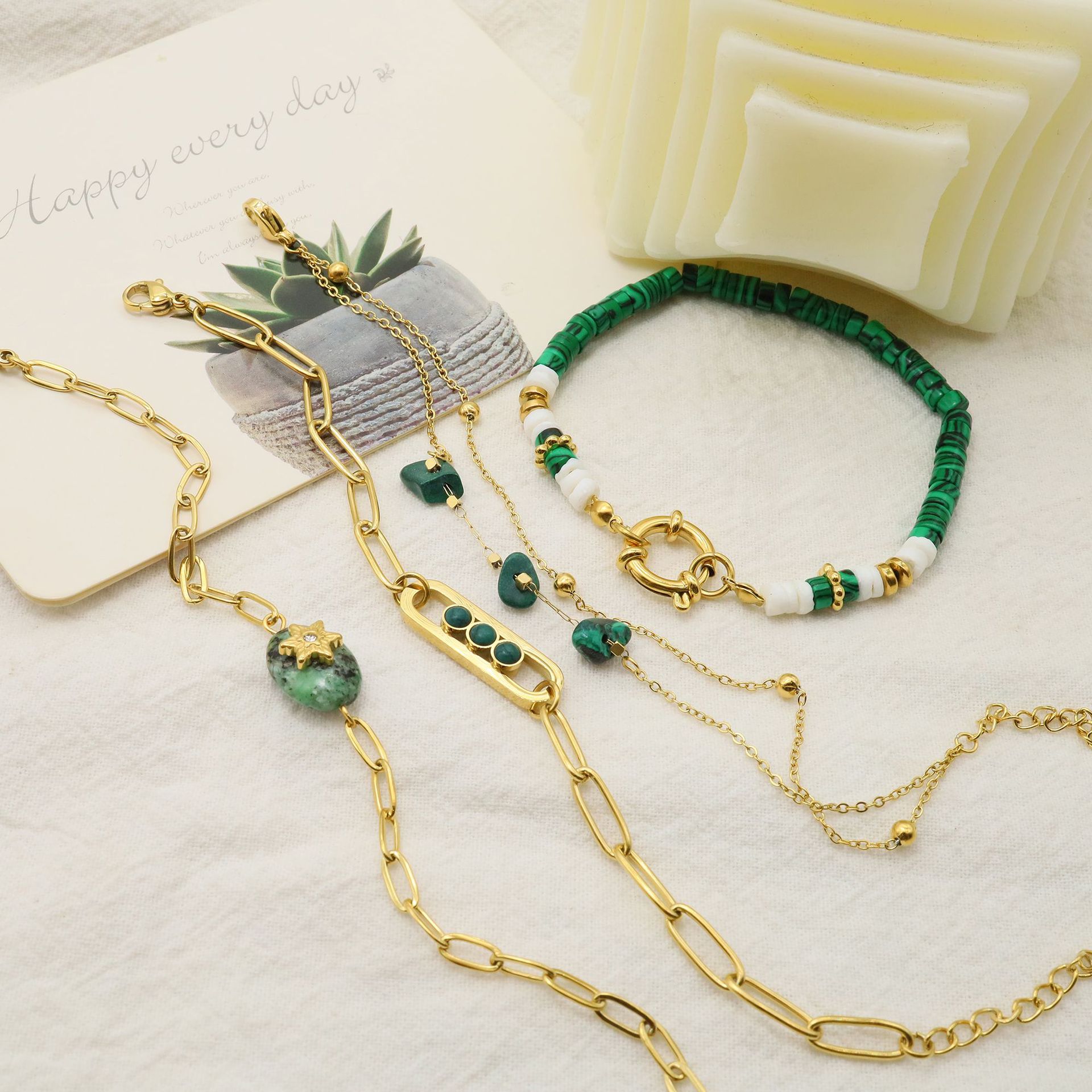 Pulsera de acero de titanio versátil de piedra natural Conjunto de ropa de mano de pulsera plegable fresca versátil Ins de mujer incolora_voghion.com