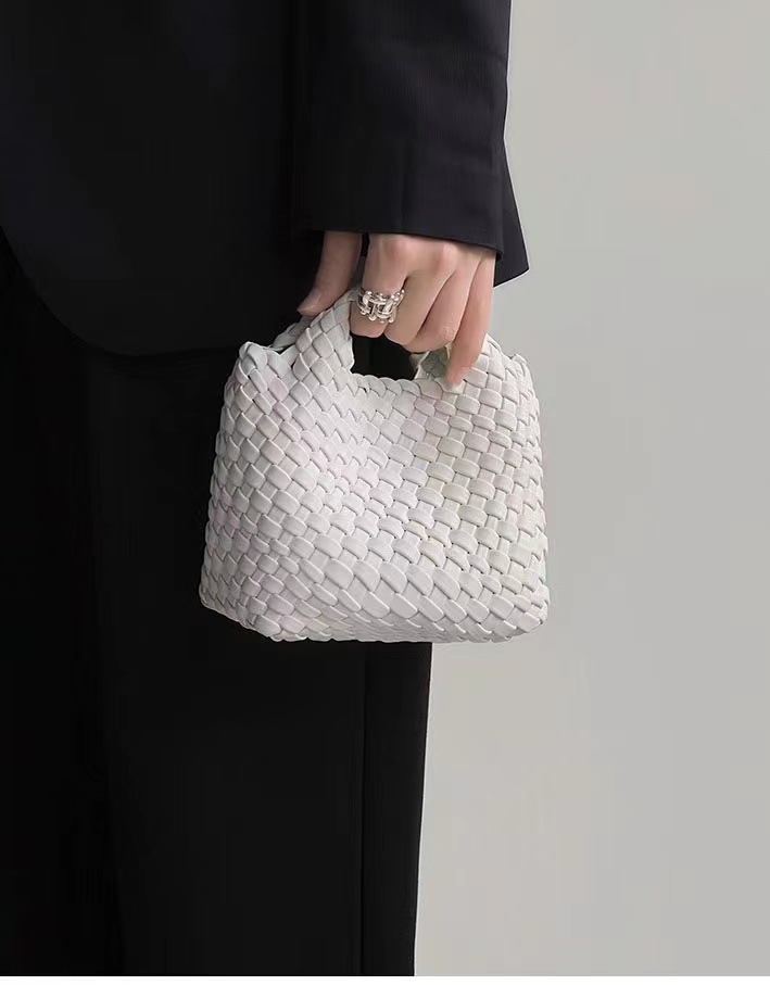 체인 + 꼰 라이너가있는 흰색