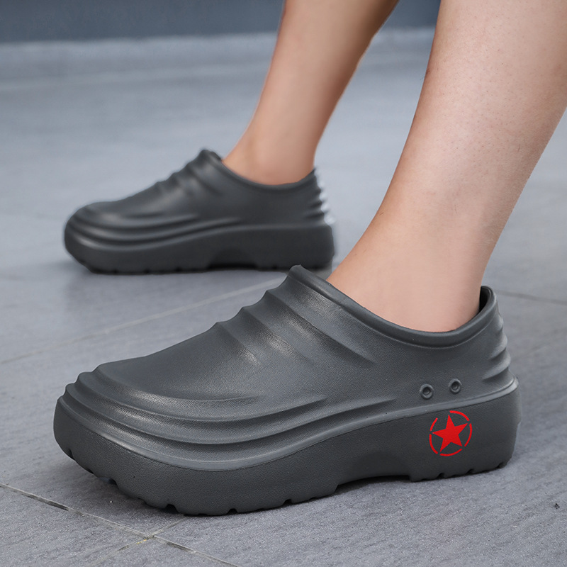Una pieza de la fábrica de origen envía nuevos zapatos de chef, botas de lluvia antideslizantes y resistentes al desgaste, zapatos esenciales para usar al aire libre en la cocina ligera