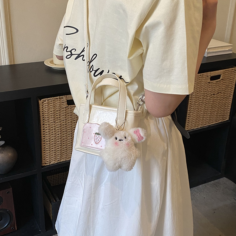 Bonita cesta de fresa pequeña bolsa de dibujos animados perros colgantes bolsas de hombro para hombres y mujeres nuevos accesorios para niños bolsas de moda coreana