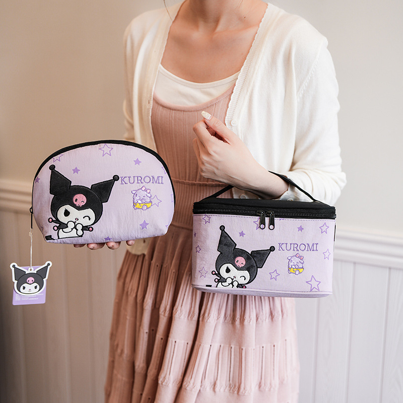 Sanrio estereoscópico de moda HelloKitty bolsas de maquillaje bordadas de gran capacidad de alta belleza viajes bolsas de baño portátiles