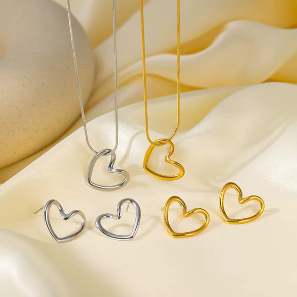 Japanese and Korean Hot Selling Ins Style Love Titanium Steel Necklace Fashion Small Public White Commuter Style Not Falling Love Jewelry for Women