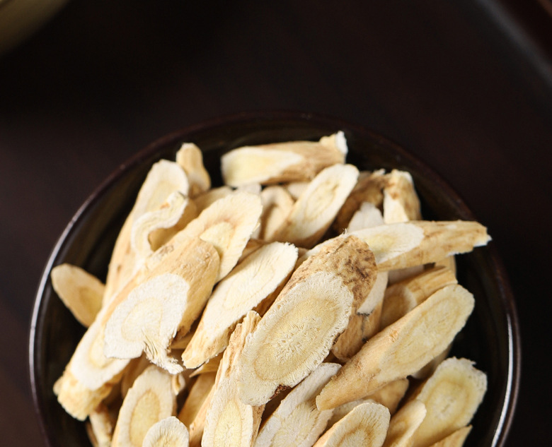White Peony Poria Astragalus Atractylodes Licorice Blend Bai Shao Fu Ling Huang Qi Bai Zhu Gan Cao 50g Jar in use