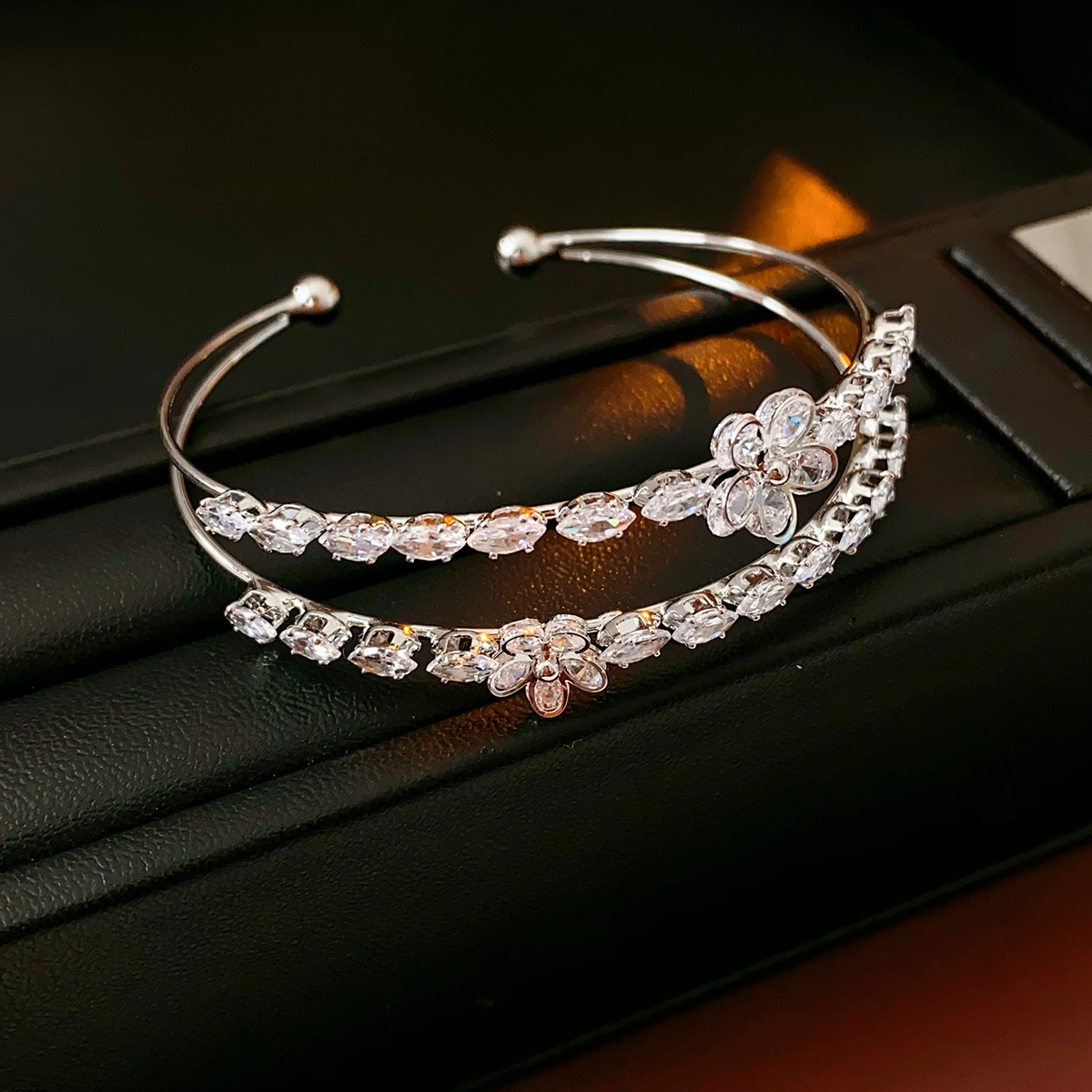 Flor de circón pulsera redonda de doble apertura de doble capa, lujo ligero, estilo frío, pulsera exquisita, joyería de moda de alta gama de todo fósforo
