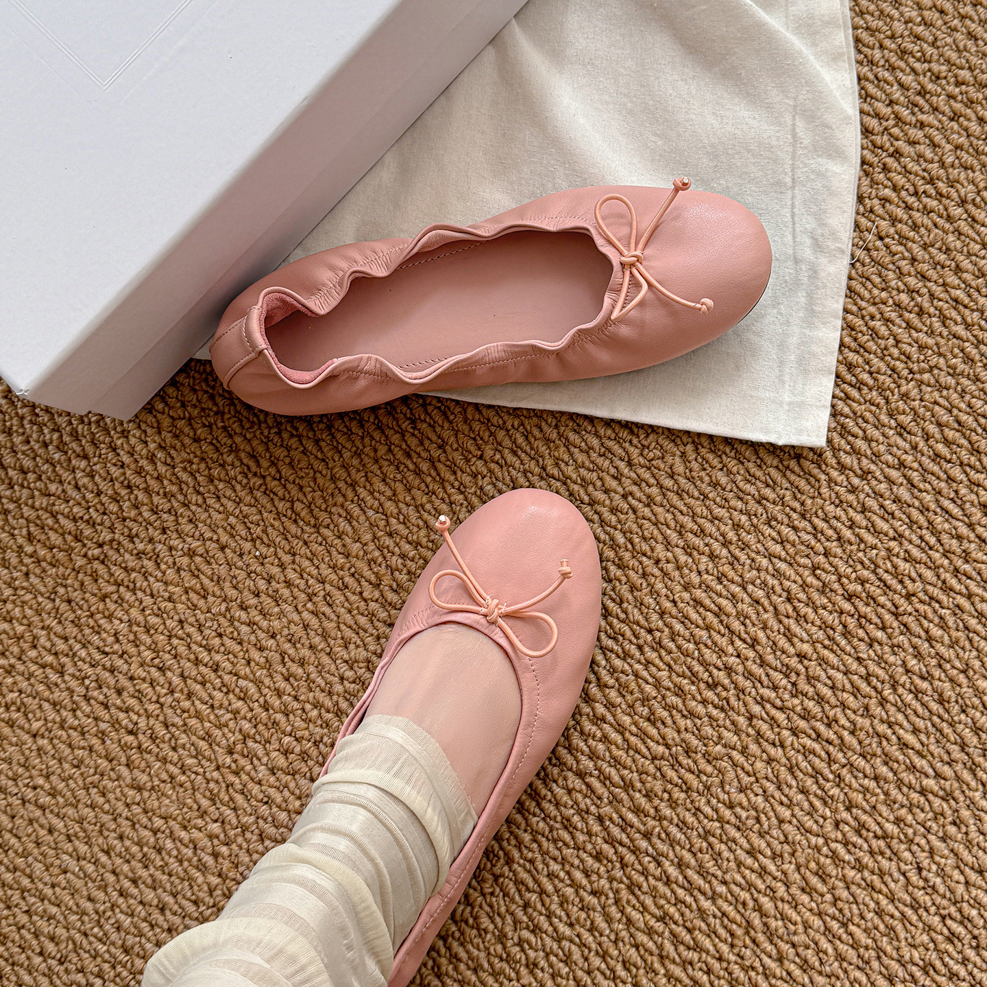 Giày ballet nữ mũi tròn buộc dây nơ, đế mềm, miệng nông — màu nâu