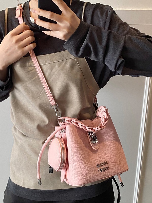 Bolso de mujer 2025 nuevo bolso de mensajero de hombro con patrón de lichi de alta calidad bolso de cubo portátil de moda casual de todo fósforo