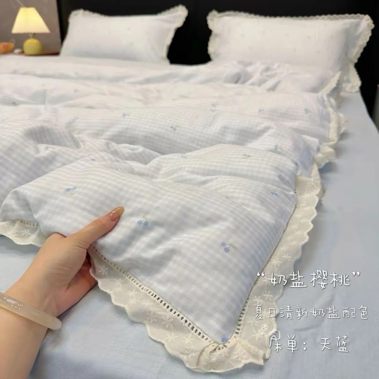 속이 빈 가장자리 우유 소금 체리
