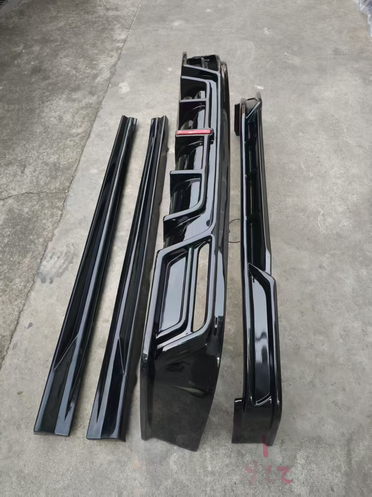 Suitable for 24-26 models of Leapmotor C16 modified body kit with front lip, side skirts, rear lip, and spoiler