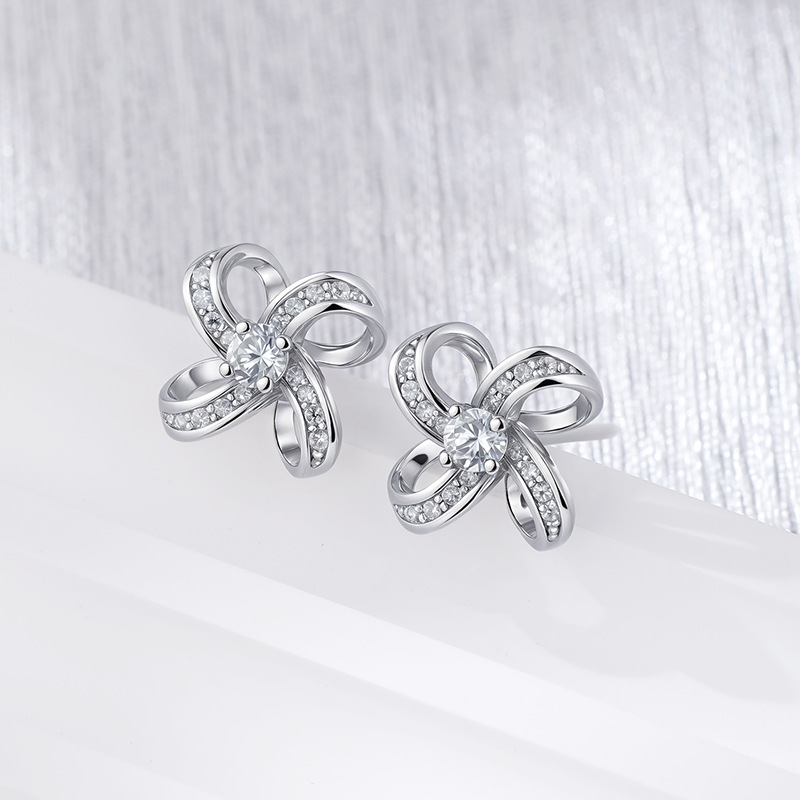 Pendientes de flores de circonita con micro incrustaciones de plata de ley S925 Pendientes de trébol de cuatro hojas de moda de lujo ligero elegante femenino