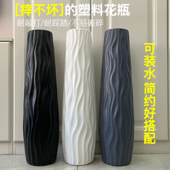 床に落ちた大きな花瓶の高さはシンプルで、水培プラスチックは陶磁器の白い黒とヨーロッパ式の家庭の乾いた花の生け花の客間の装飾をまねます。
