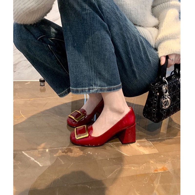 High heels low-cut