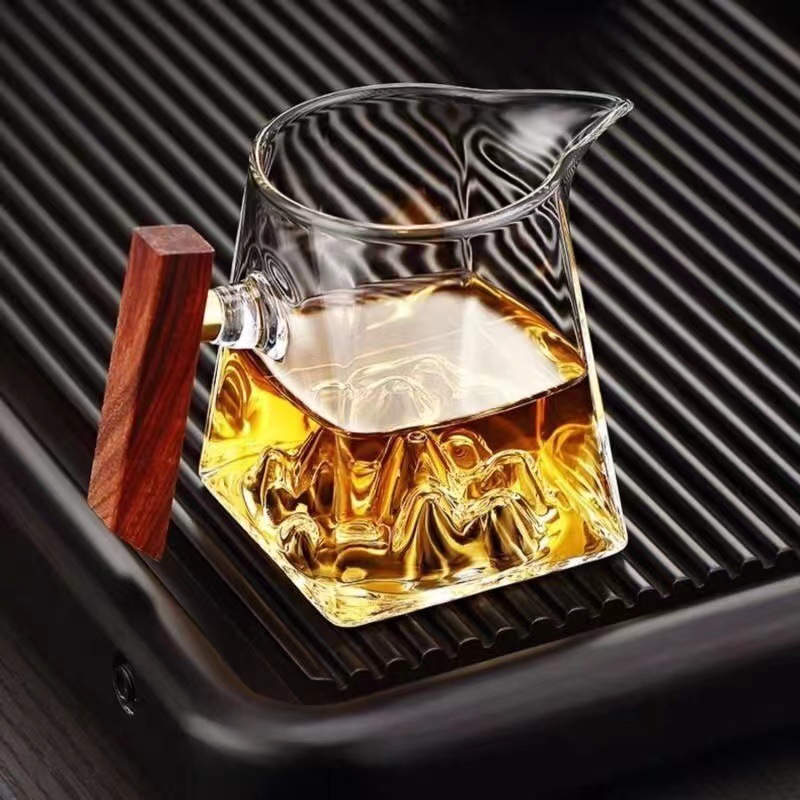 High borosilicate glass fair cup heat-resistant glass mountain view fair cup long mouth wooden handle Kung Fu tea tea dispenser male cup
