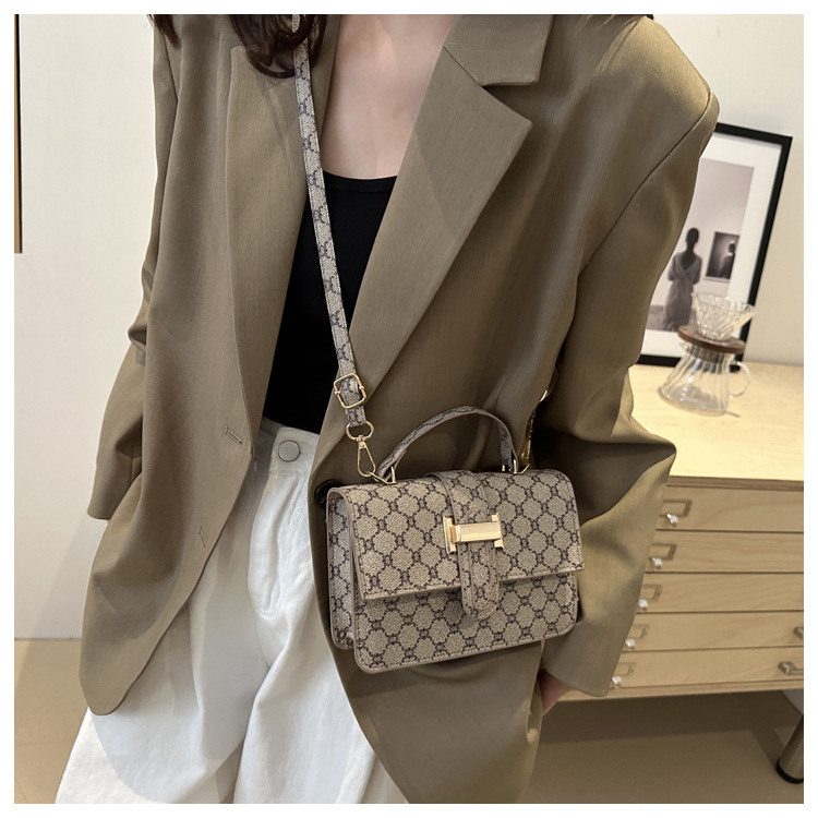 The 2024 new women's bag features a high-end texture, a niche and fashionable style, a retro and versatile small square bag, and a hand-held shoulder crossbody bag undefined