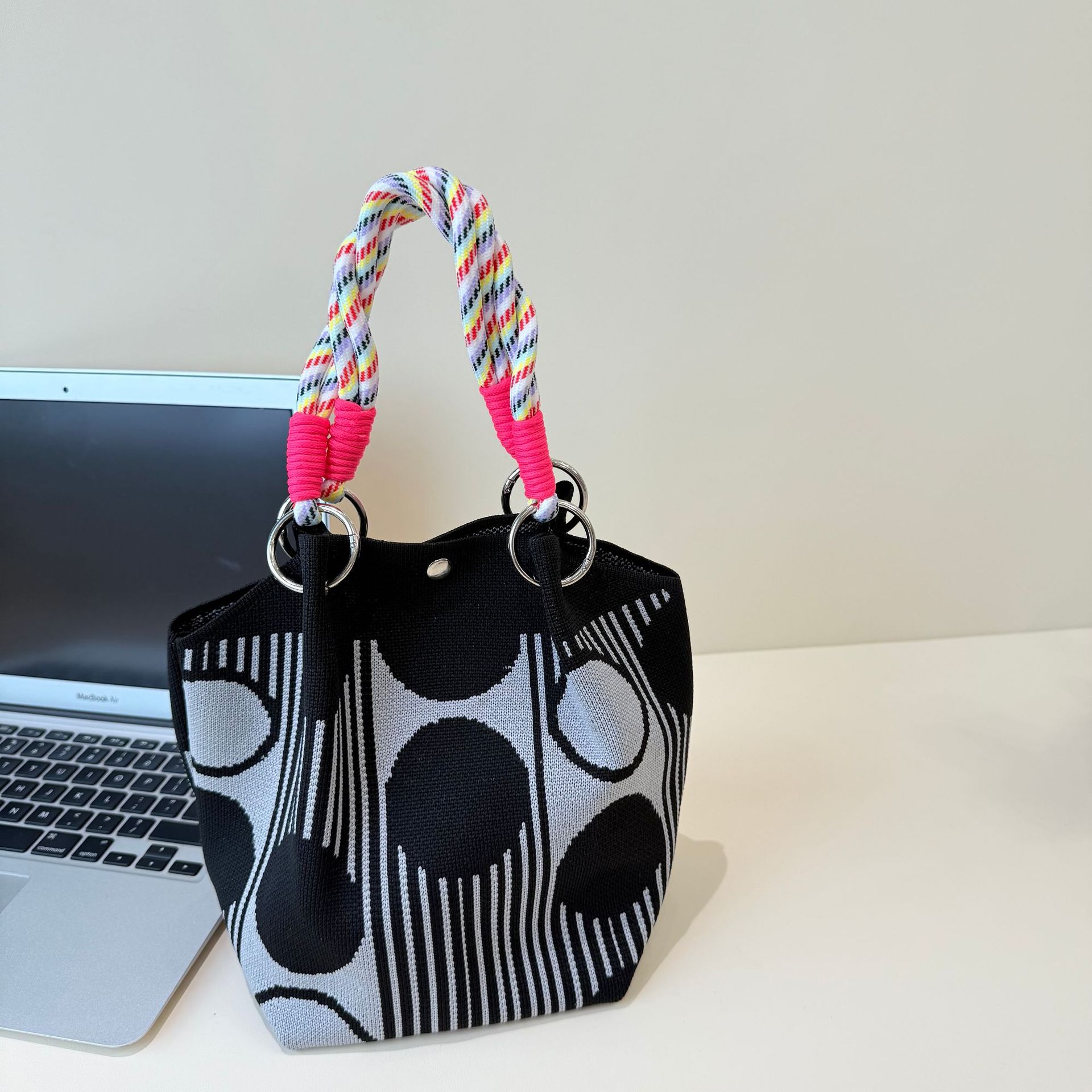 2026 primavera y verano nuevo bolso de cubo de pintura creativo portátil gran espacio de aire de dopamina alta sensación mochila