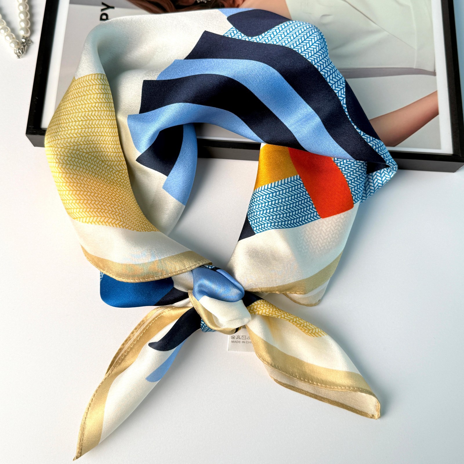 Lenço de seda para mulher design geométrico abstrato color block_voghion.com