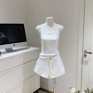 宅款 女装 经典款棉质白色短裤