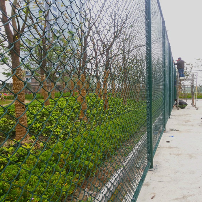 东莞惠州球场围栏网护栏网铁丝网围栏防护网篮球围网 包胶勾花网