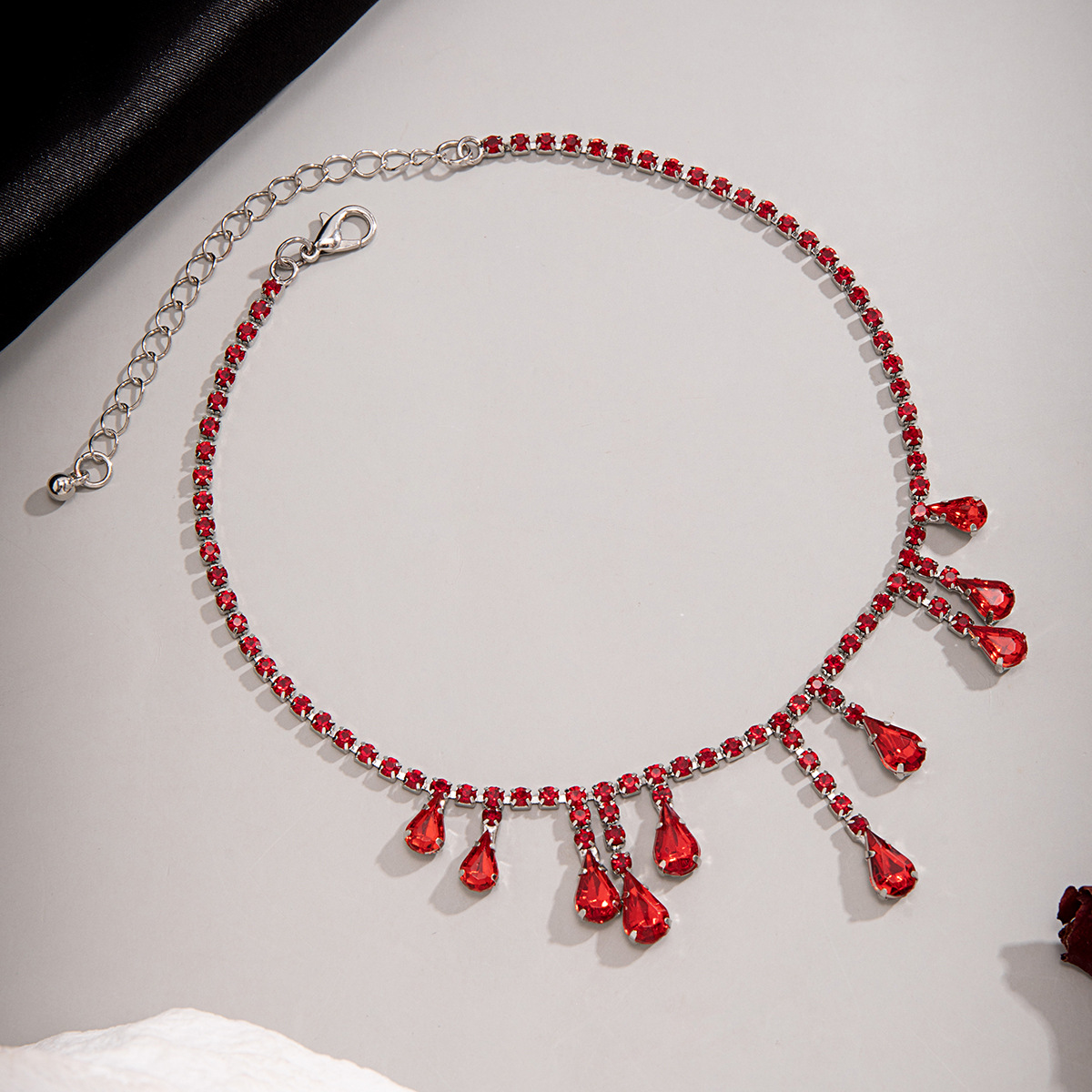 Girocollo goth con perline e frange a goccia di cristallo rosso_voghion.com