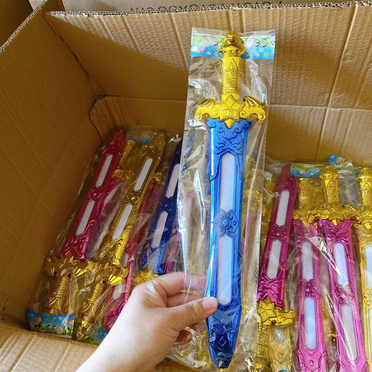 Juguetes infantiles armas de simulación de espada modelo de punto escénico de estandos de regalo de juguetes para niños 2 yuanes al por mayor