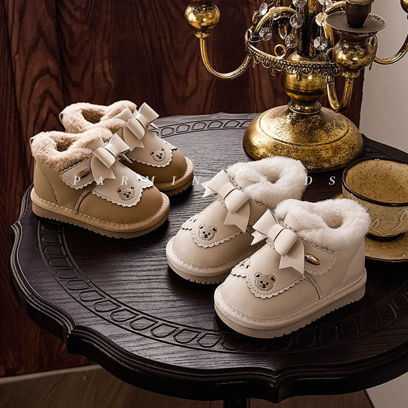 Милые и стильные зимние сапоги для девочек, утепленные и теплые, новая модель зимы 2025 года, хлопковые сапоги для малышек, устойчивые к холоду в северо-восточных регионах.