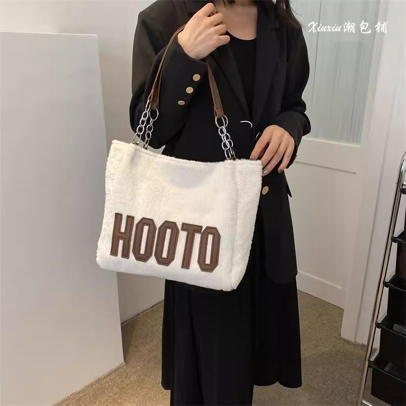 This 2023 new autumn and winter commuter bag with a large capacity of wool and fleece for women is fashionable and versatile. It is a single-shoulder tote bag with letters undefined