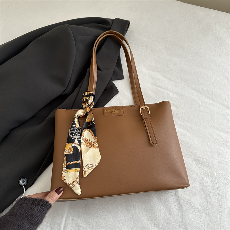 Bolsa de lona de seda 2024 invierno nuevo versátil este año popular retro viaje al trabajo bolso de moda especial