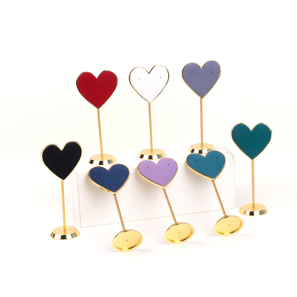 �������˰���Բ�׶���չʾ�ܶ��������������ɼܳ��м���Ʒ�ڼ�