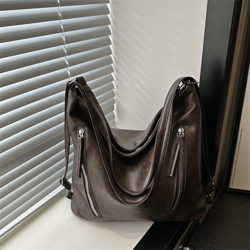 Bolsa de brazo de moda retro para mujeres otoño y invierno 2024 nueva mochila de gran capacidad para viajar, alta sensación de mochila de hombro