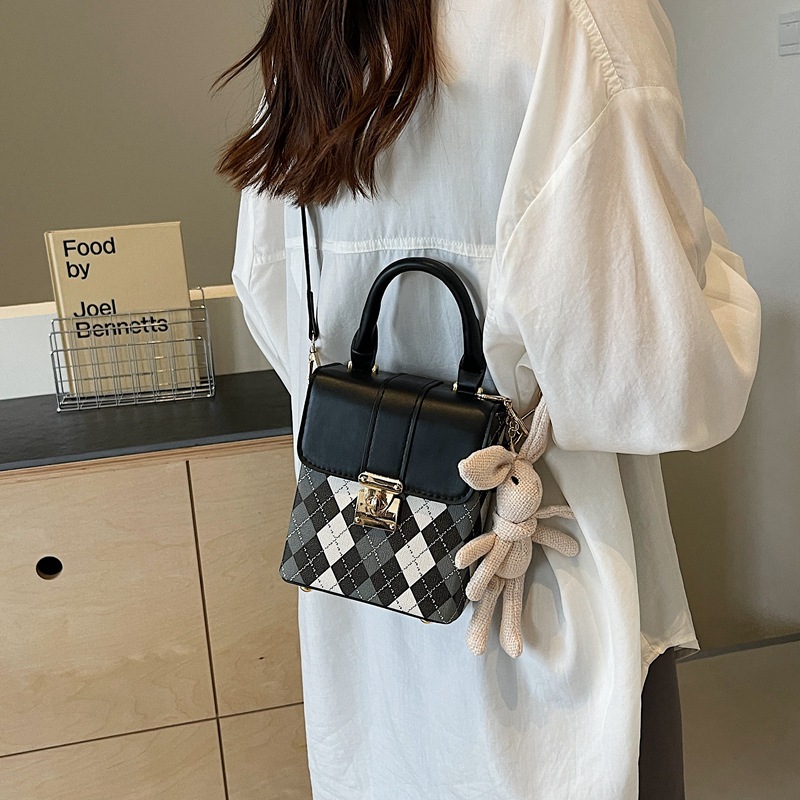 Alta sensación Lingerie mini bolso para mujeres 2024 nuevo Lingerie bolso cuadrado universal bolso de nicho de diseño exterior bolso de hombro