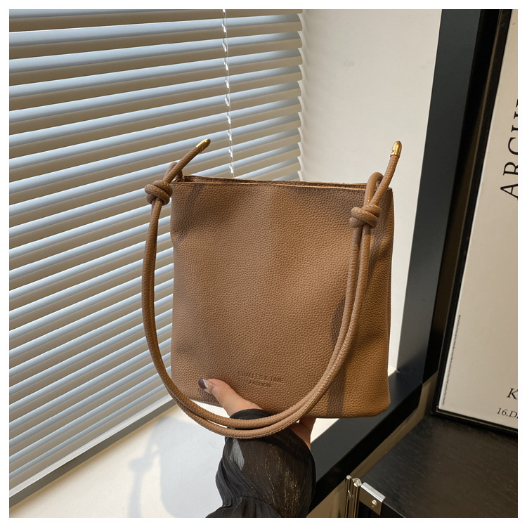 Solid-color simple single-shoulder casual. This year, the retro large-capacity 2024 new autumn crossbody bucket bag for women is in vogue undefined