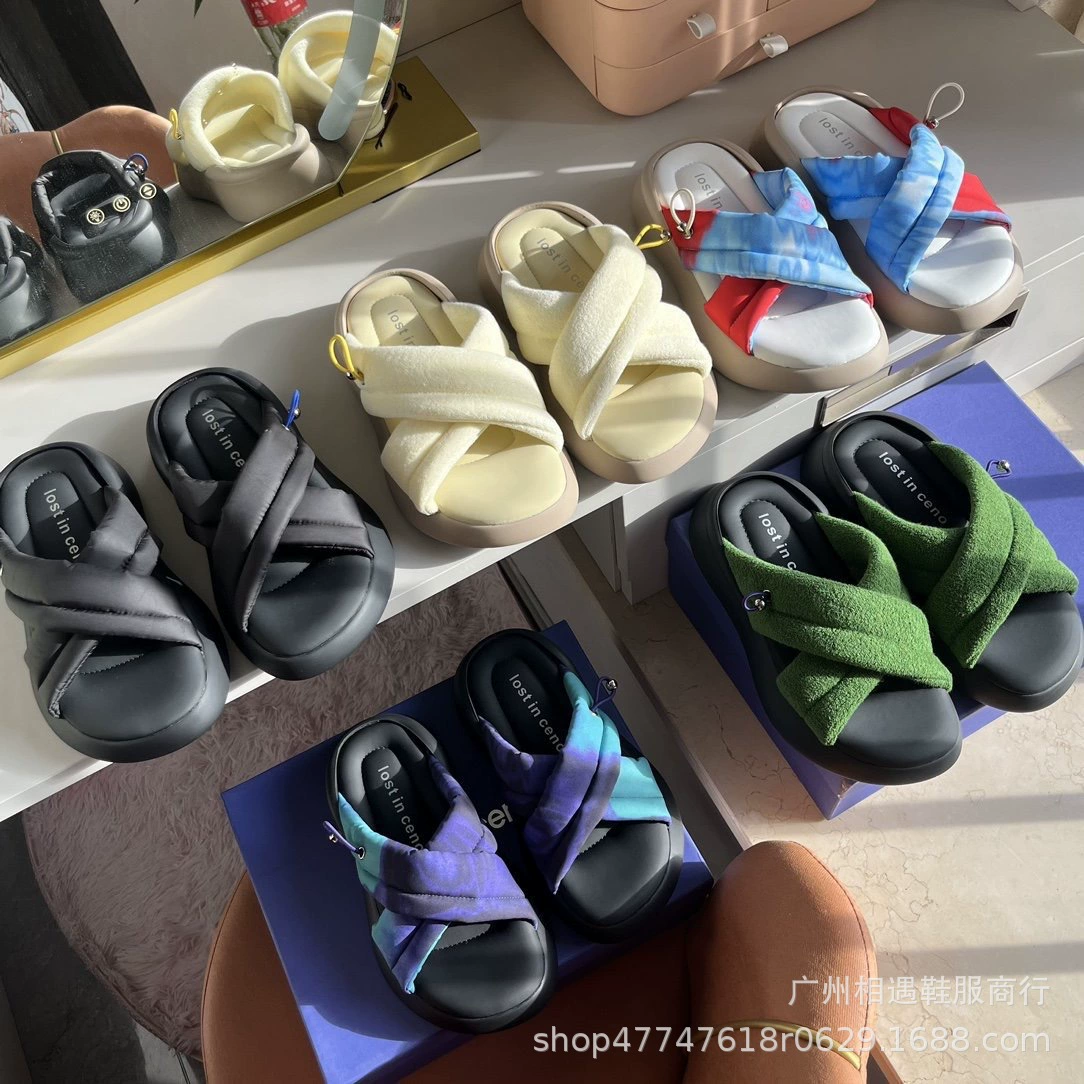 Нишевые новые кросс-тапки женские 2024 новые полотенца с толстой подошвы удобные нескользящие холодные тапочки хлебные тапочки