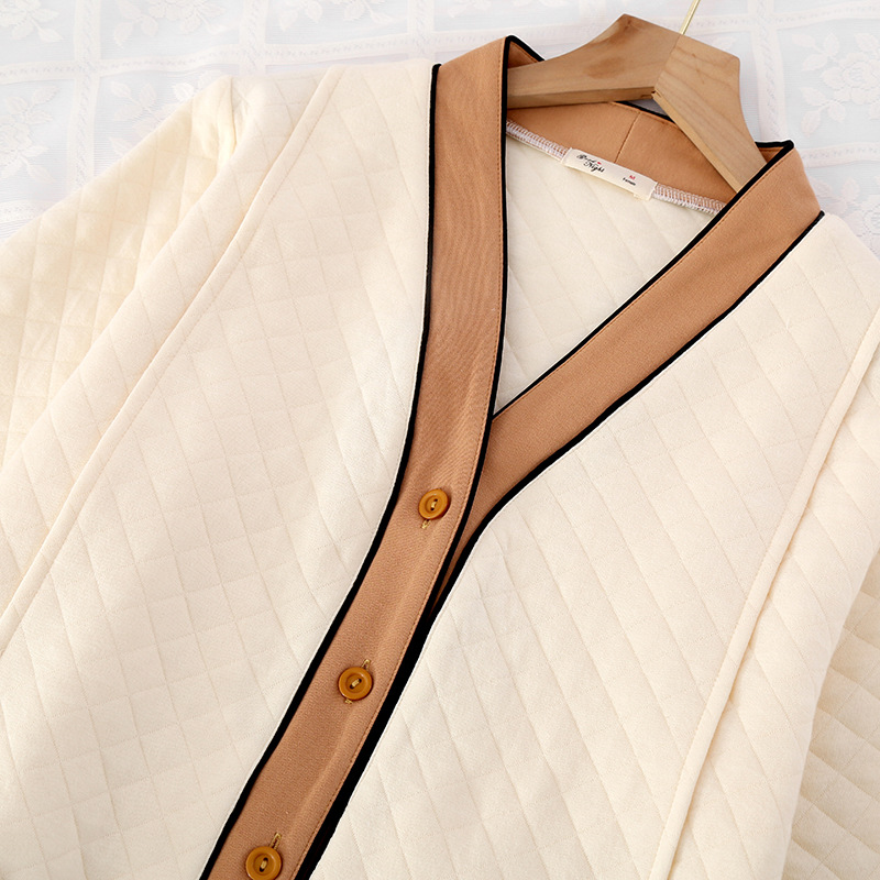 秋冬の女性の厚い空気の綿の月子服のvネックのカーディガンの産後の授乳の授乳する妊婦のスーツはパジャマを結びます。
