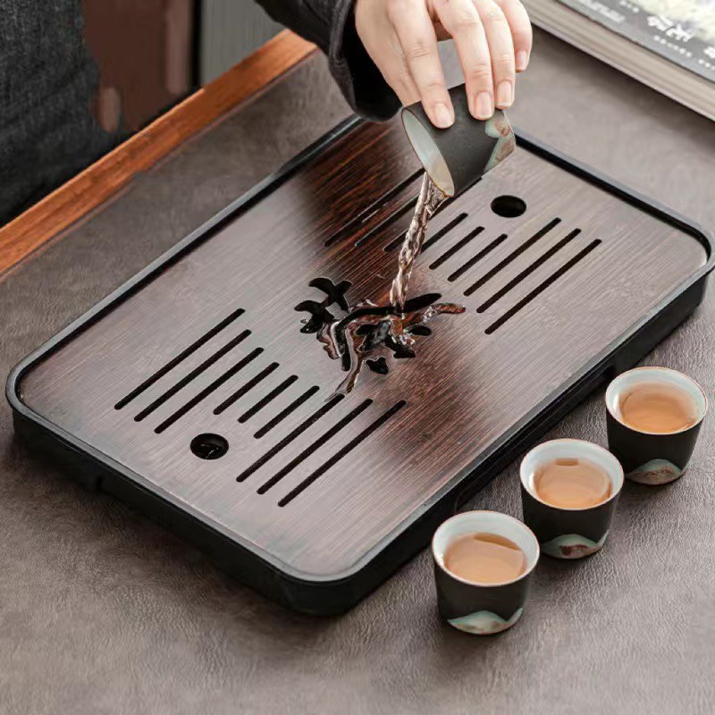 シンプルな竹製のお茶の皿の工夫の茶器は水を切って排水のお茶のトレーを蓄えます。|undefined