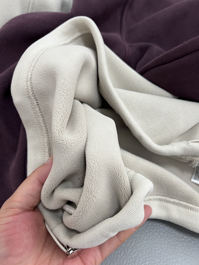 焼き鳥は保温がとてもいいです。厚いベルベットのリベットを着て、帽子のゆるい長袖のベルベットのカジュアルな上着を着ています