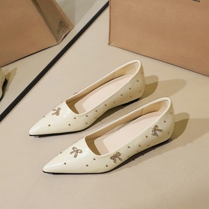 8699-32 Retro French Pointed Commuter Women's Shoes, Shallow Mouth Rivet, Water Diamond Bow, Inner Height Boosting 