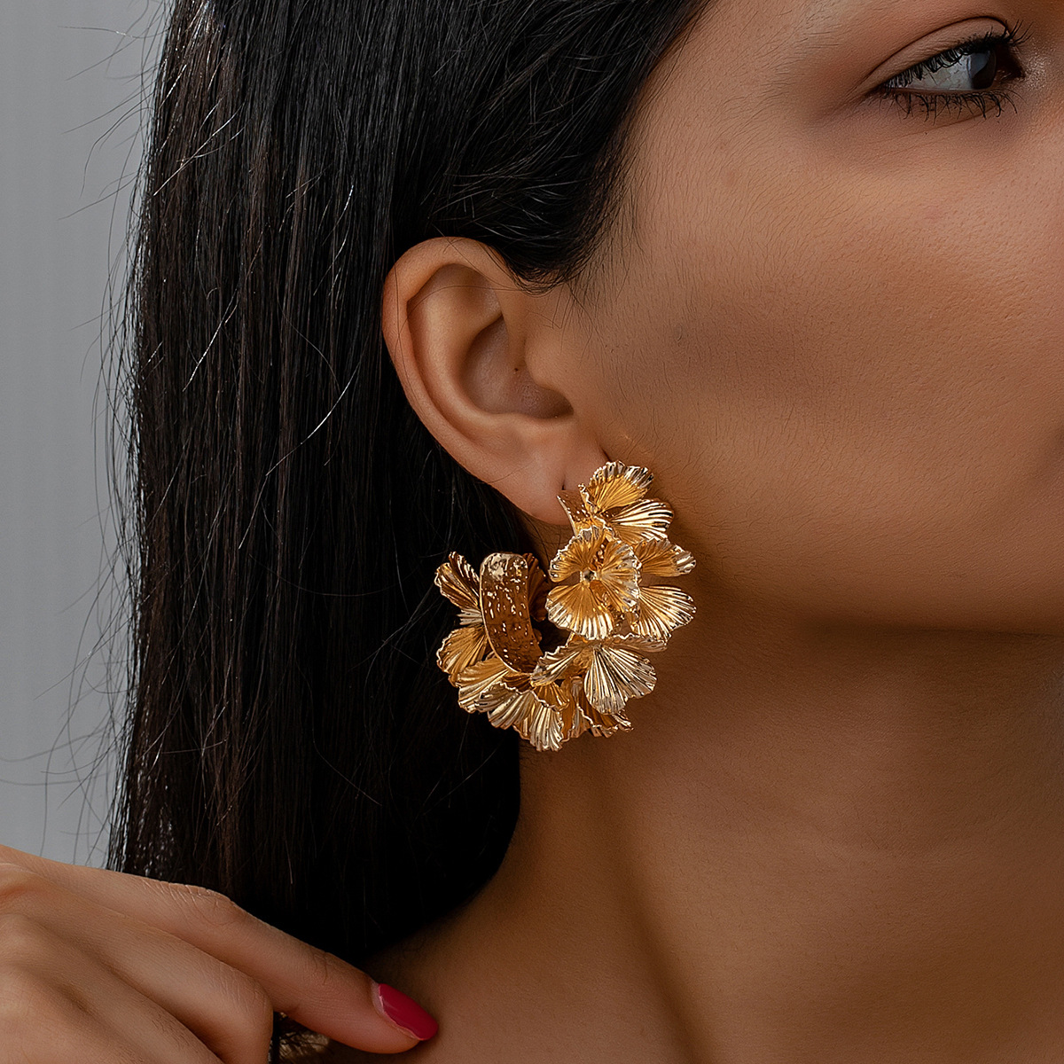 Europa y los Estados Unidos nuevos aretes exagerados de comercio exterior personalidad de aleación gran aretes de cestas de flores aretes de flores en forma de C dulce de alto nivel