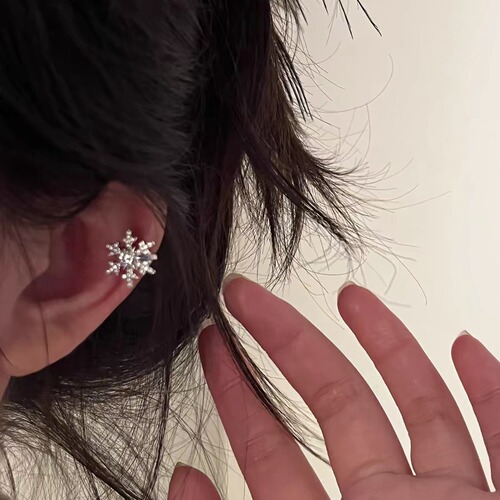 Autumn and Winter First Snow ~ Christmas Atmosphere Snowflake Sapphires Ear Cuff with Cold-Elegant Style Lightweight Ear Cuffs for No-Hole Ears