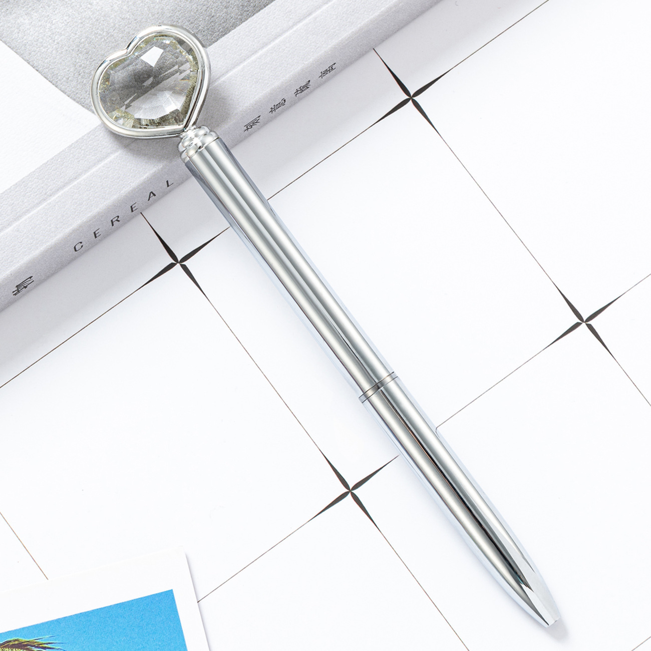 Bolígrafo de diamante en forma de corazón de alto valor visual para estudiantes bolígrafo de metal creativo regalo publicitario logotipo de bolígrafo de amor de cristal