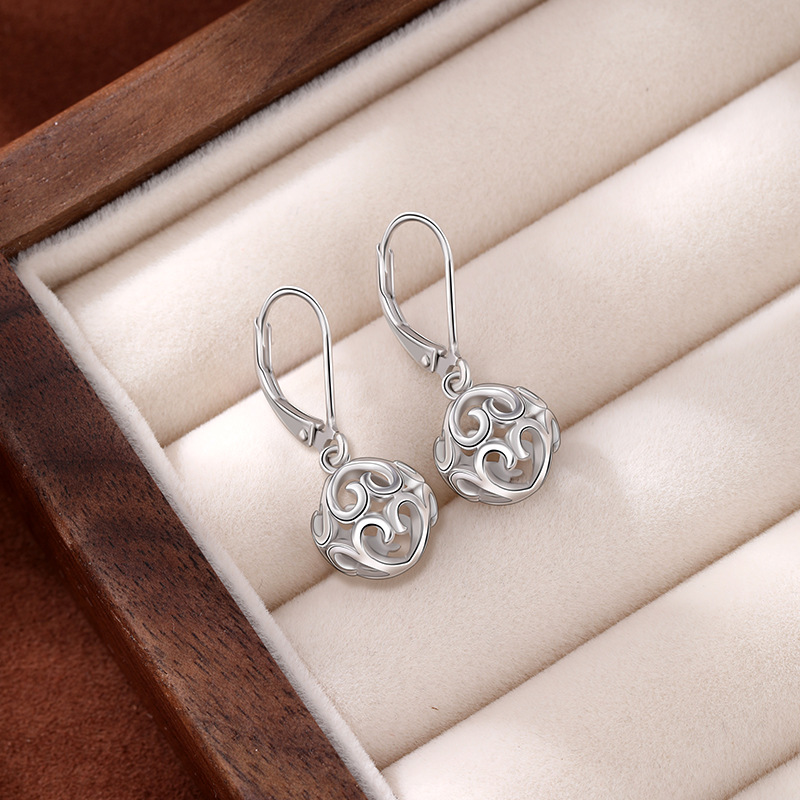 2025 nuevo transfronterizo europeo y americano 925 plata esterlina amor aretes de bola para mujeres lujo ligero de alto nivel sensación pendientes huecos aretes