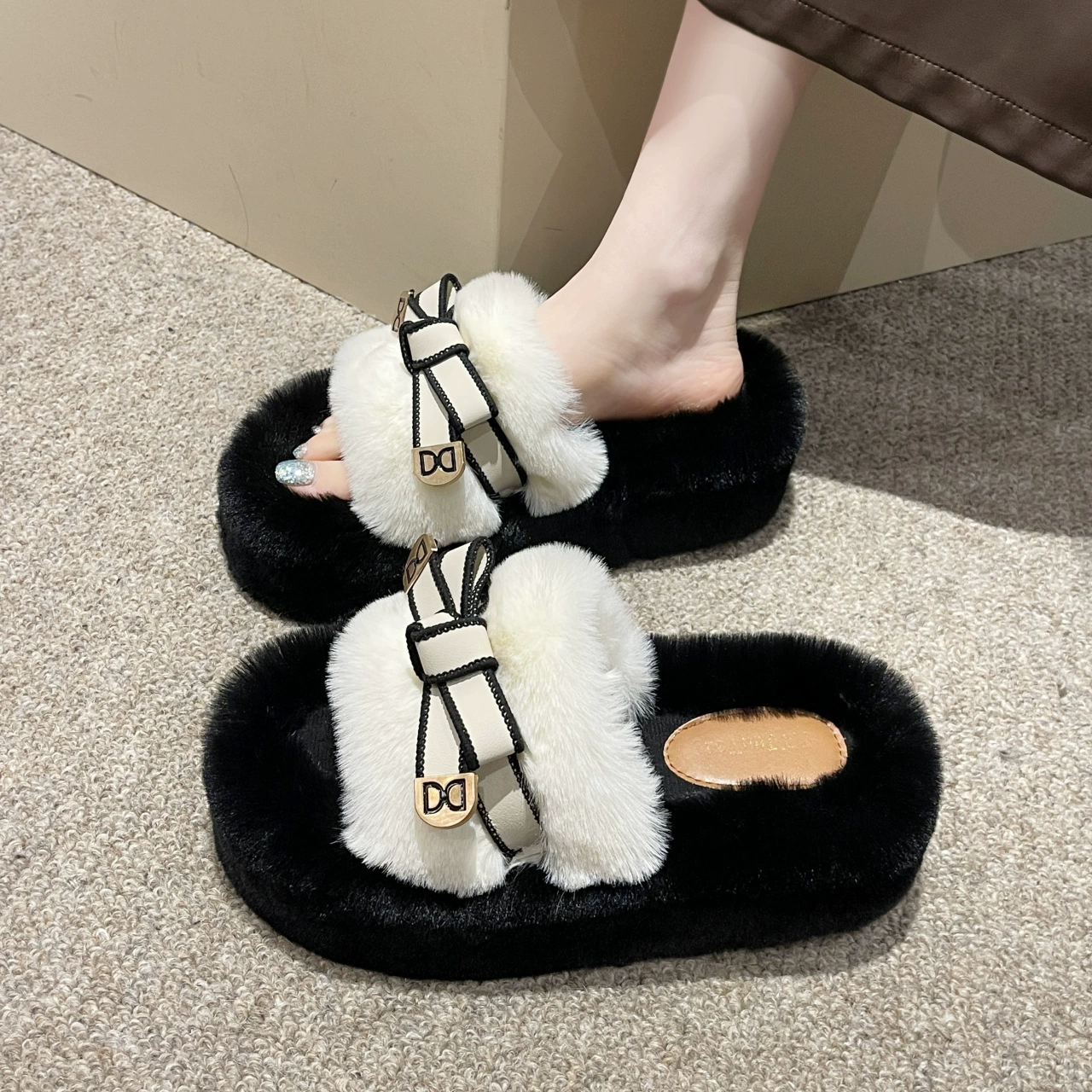 Суперпопулярные меховые тапочки для женщин для ношения на улице весна-осень 2025 года, новые высокие тапочки на толстой подошве с эффектом увеличения роста из хлопка