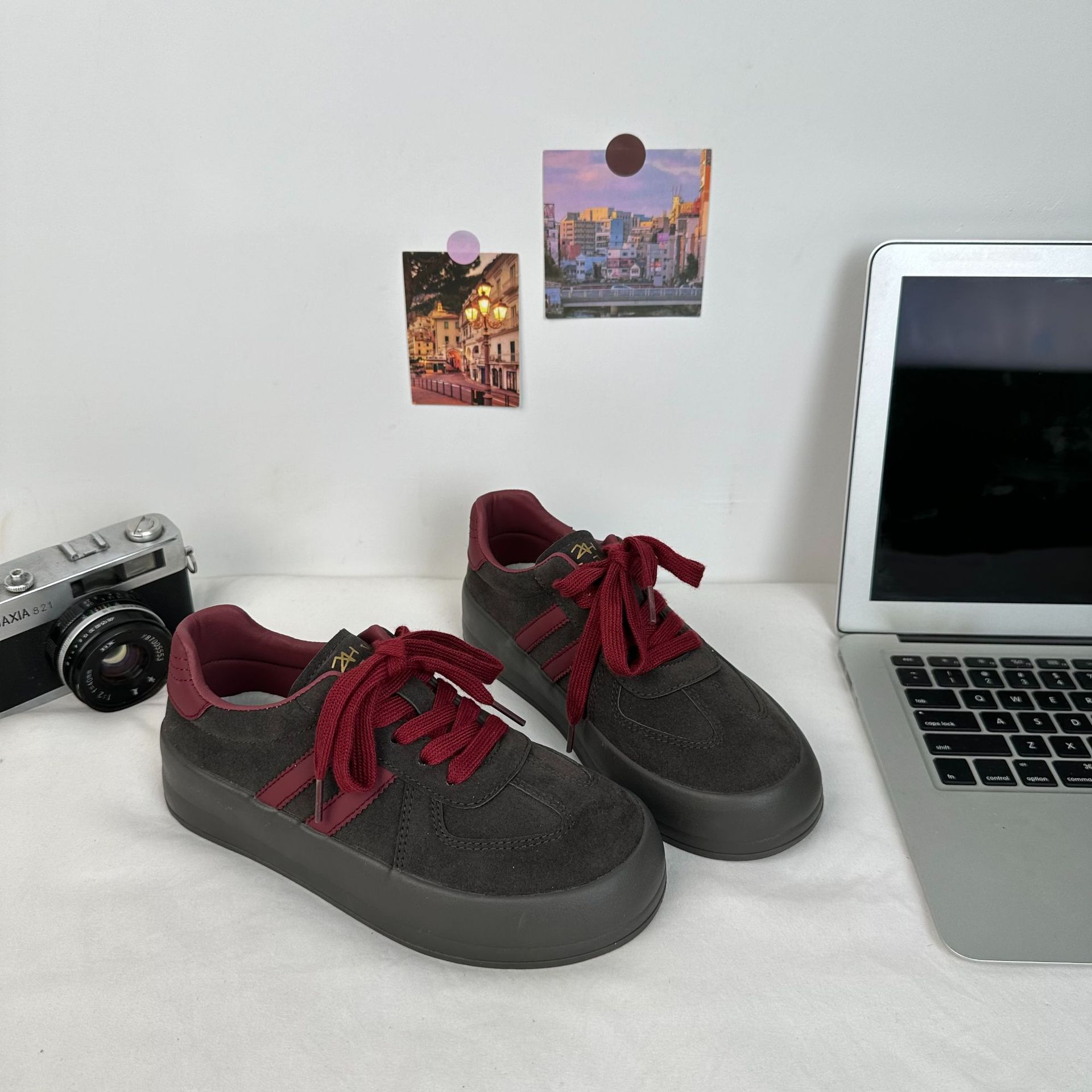 Zapatos de entrenamiento coreanos de suela gruesa zapatos negros zapatos de mujer otoño 2024 nuevos zapatos de skate casuales de nicho 6562